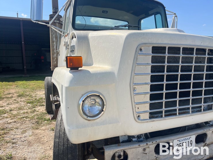 1984-ford-9000-image-11