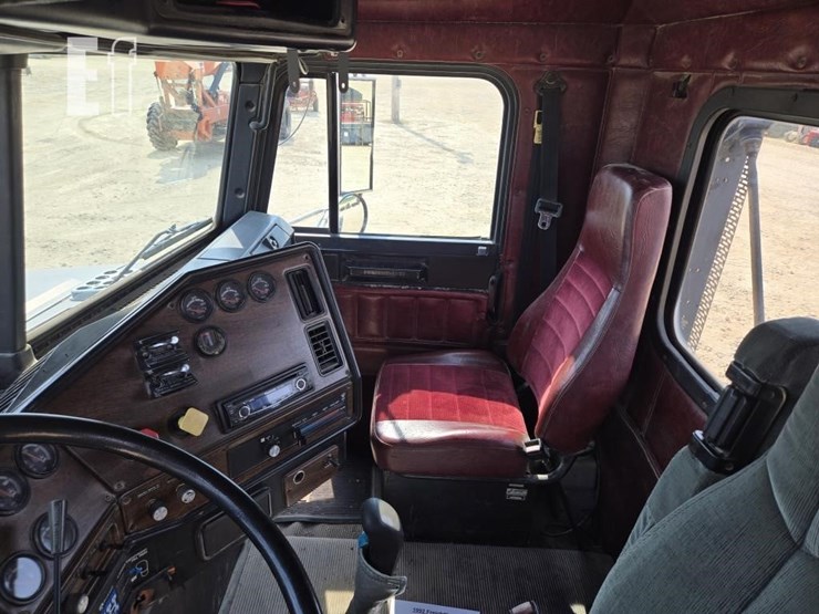 1992-freightliner-fld112-image-23