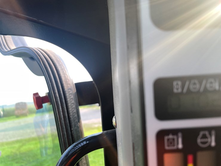2021-new-holland-l320-image-31