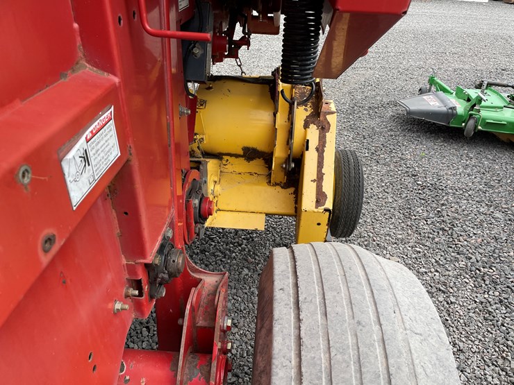 2005-new-holland-br740-image-22