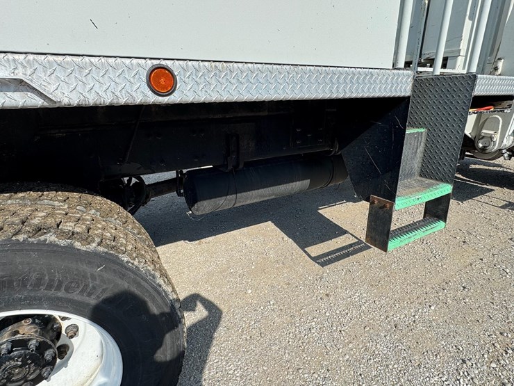 2015-freightliner-122sd-image-10