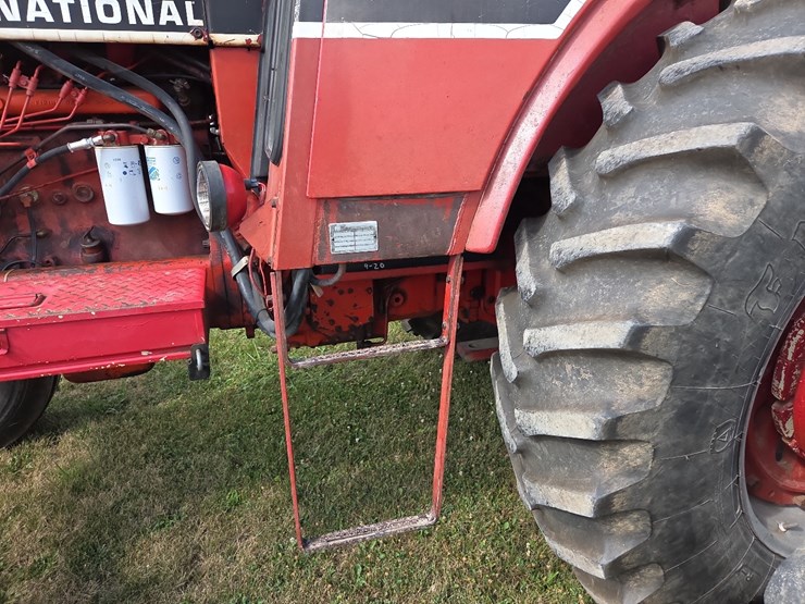 1976-ih-1466-tractor-image-16