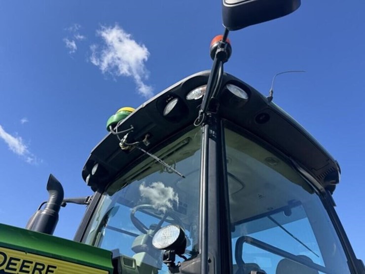 2013-john-deere-8235r-image-21