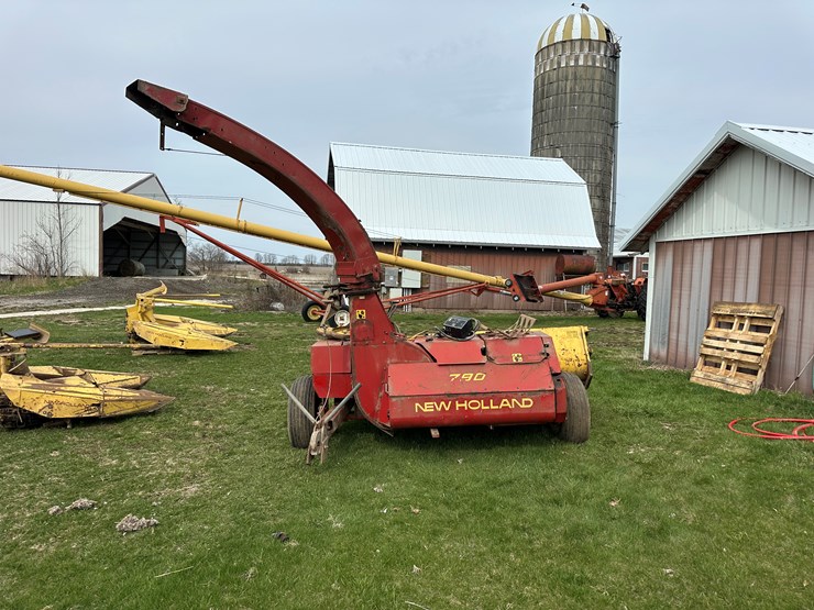 new-holland-790-image-1