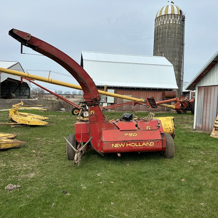 NEW HOLLAND 790