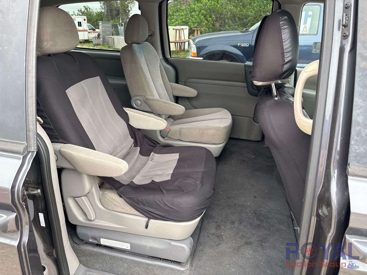 2014-kia-sedona-image-23