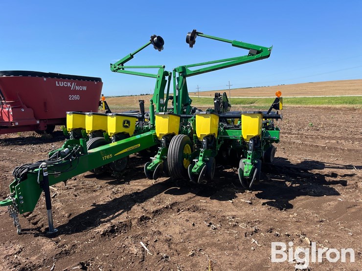 john-deere-1765-image-1