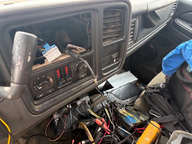 2004-chevrolet-silverado-image-22