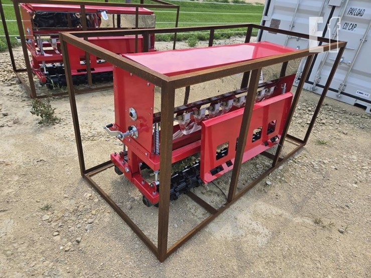 new-agt-skid-steer-&-3pt-stsd10-seeder-image-4
