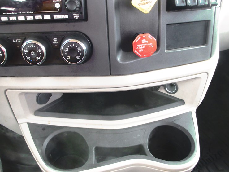 2023-peterbilt-579-image-34