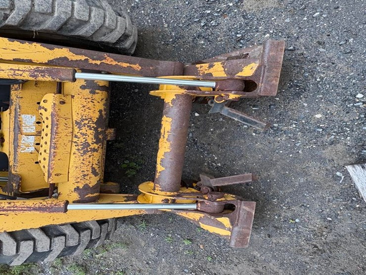 2000-john-deere-240-image-13