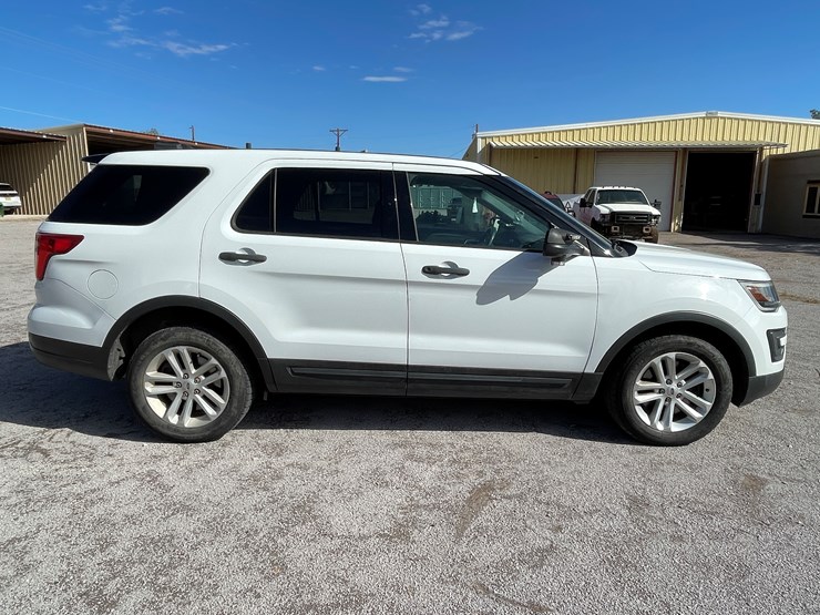 2018-ford-explorer-image-70