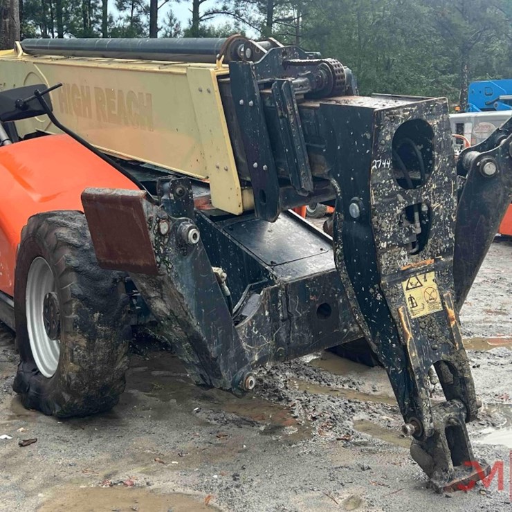 2016 JLG 1055