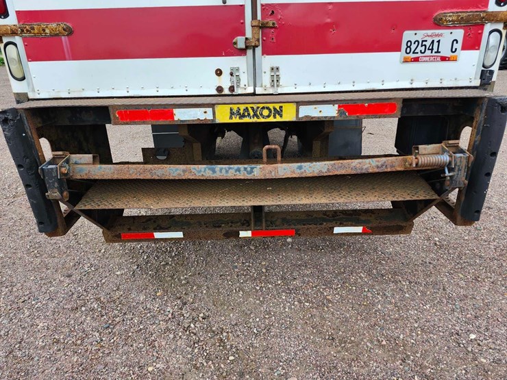 2004-freightliner-m2-box-truck-image-7