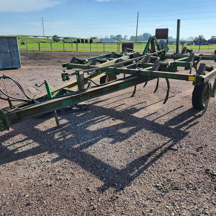 JOHN DEERE 610