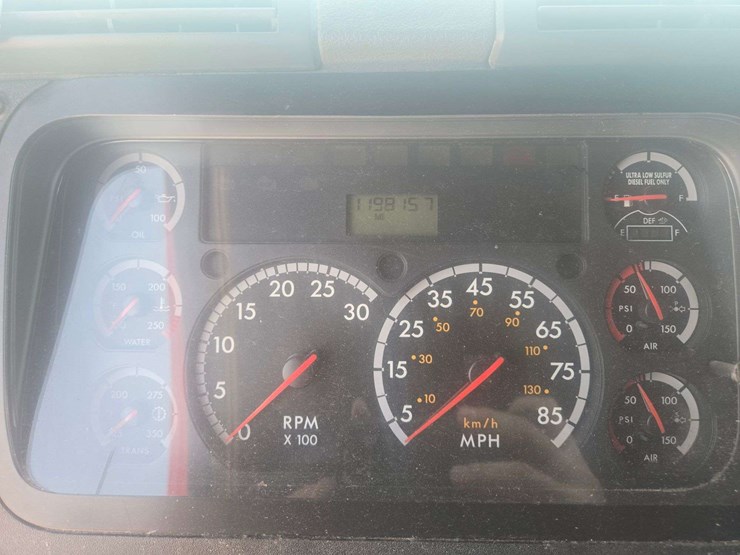 2014-freightliner-cascadia-125-image-19