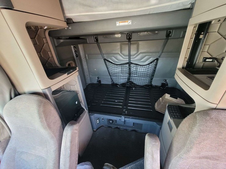 2013-freightliner-cascadia-125-image-12