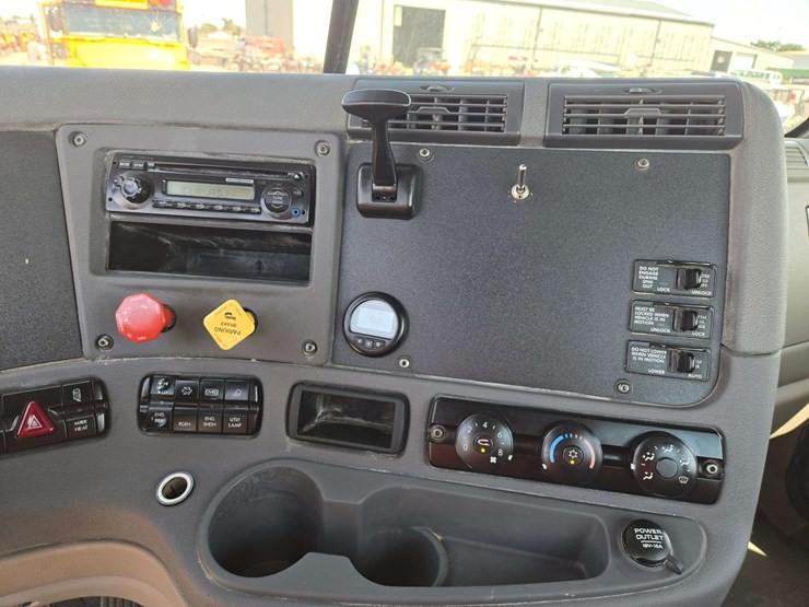 2014-freightliner-cascadia-125-image-14