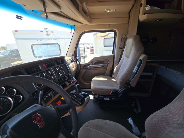 2016-kenworth-t680-image-12