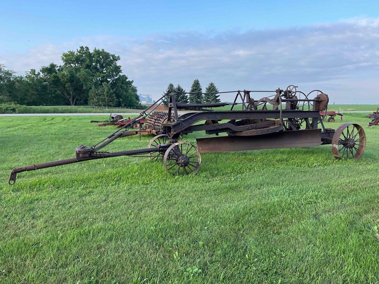 caterpillar-pull-type-road-grader-image-1
