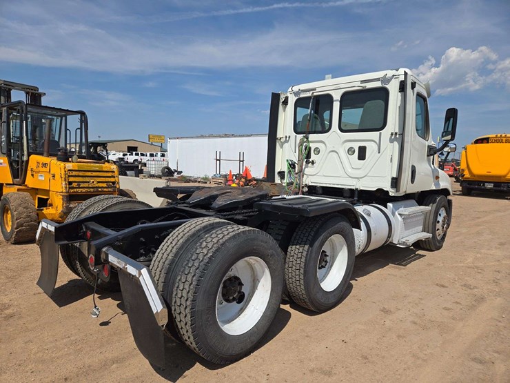 2014-freightliner-cascadia-125-image-3