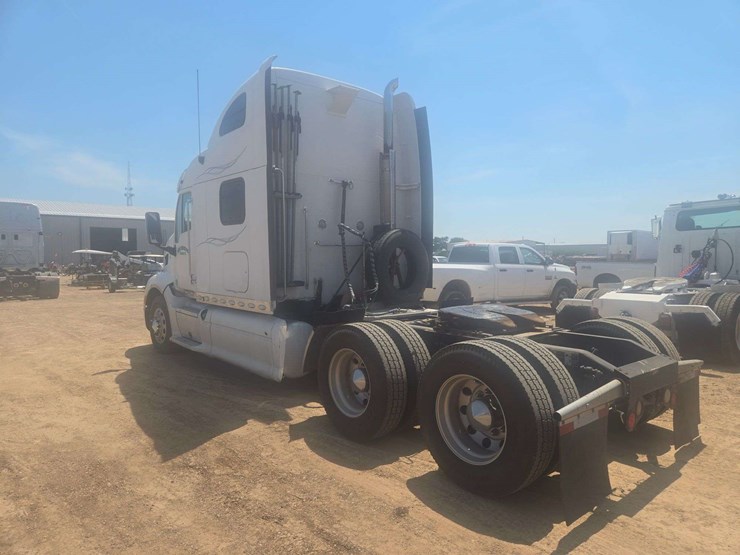 2013-peterbilt-587-image-4