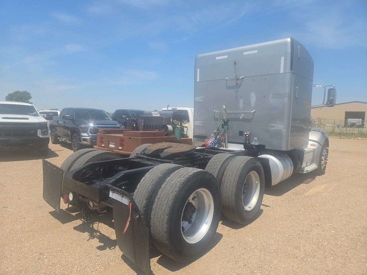 2013-peterbilt-384-image-3