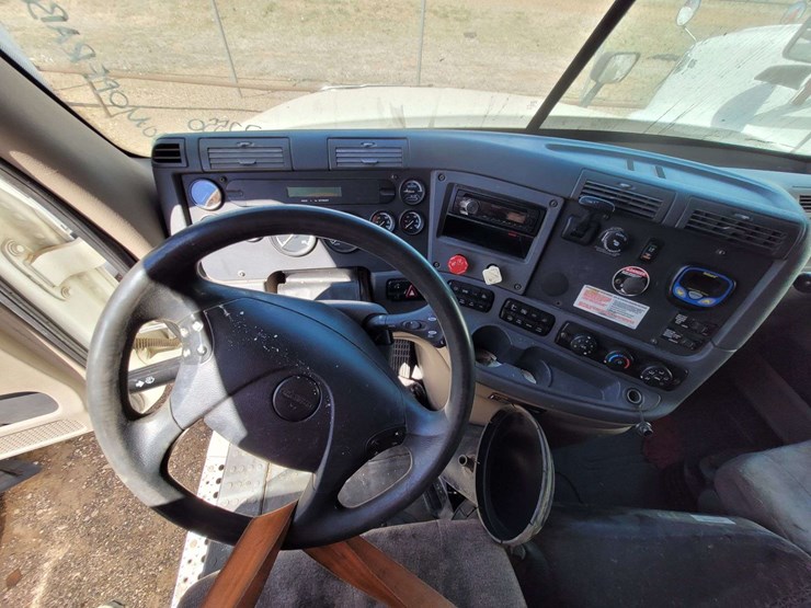 2013-freightliner-cascadia-125-image-15