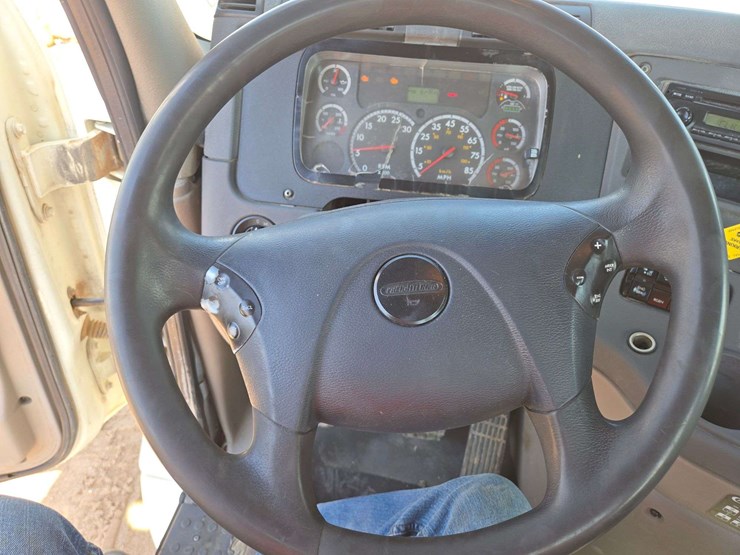 2014-freightliner-cascadia-125-image-13