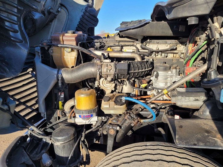 2014-freightliner-cascadia-125-image-19
