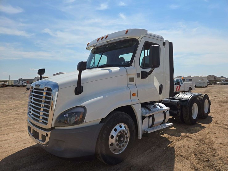 2014-freightliner-cascadia-125-image-1