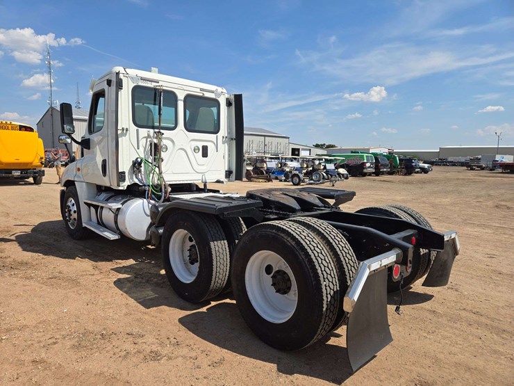 2014-freightliner-cascadia-125-image-4