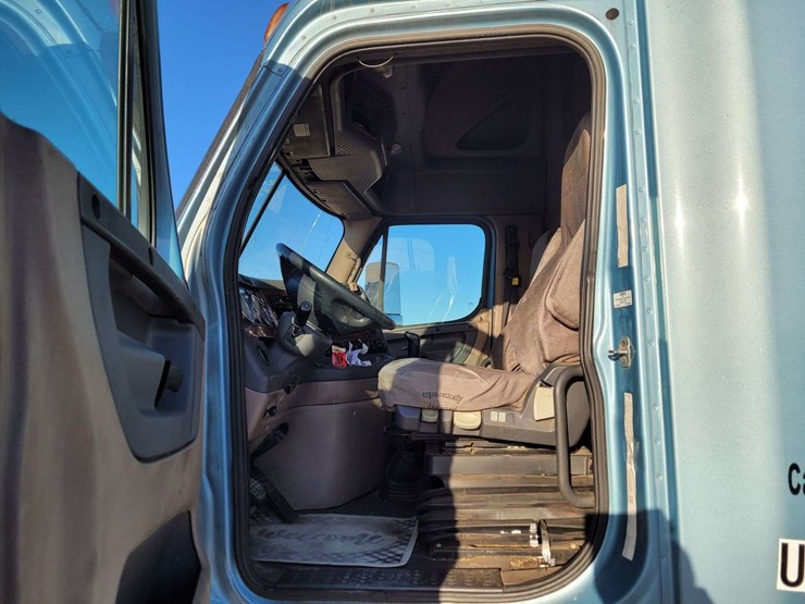 2014-freightliner-cascadia-125-image-10