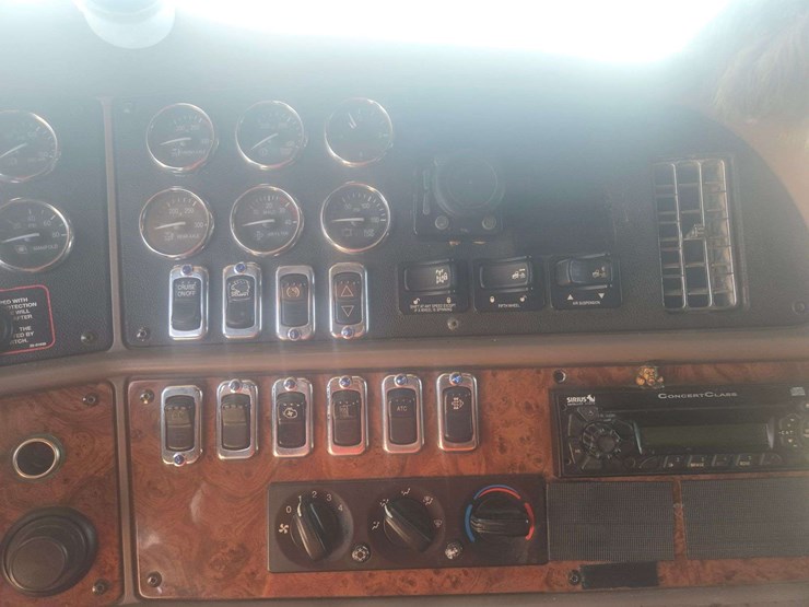 2013-peterbilt-587-image-20