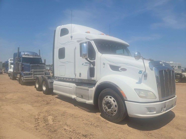 2013-peterbilt-587-image-2
