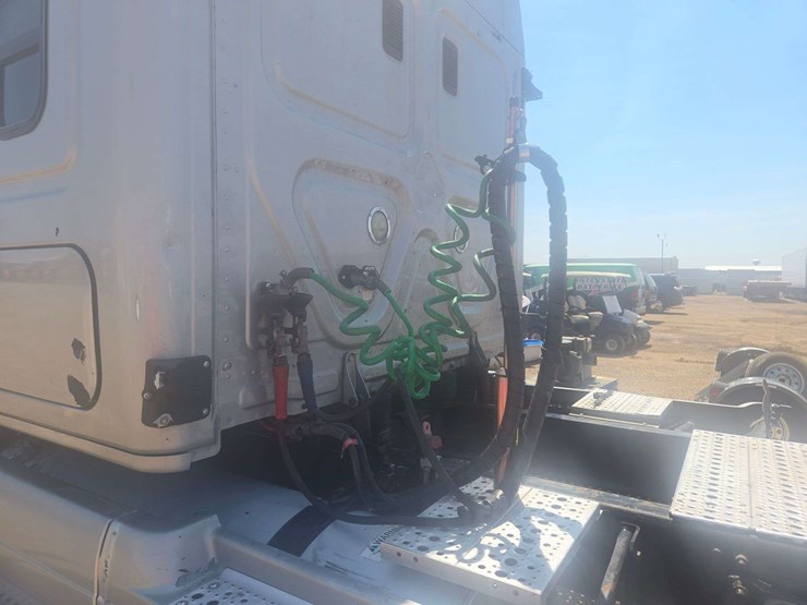 2009-freightliner-cascadia-125-image-6