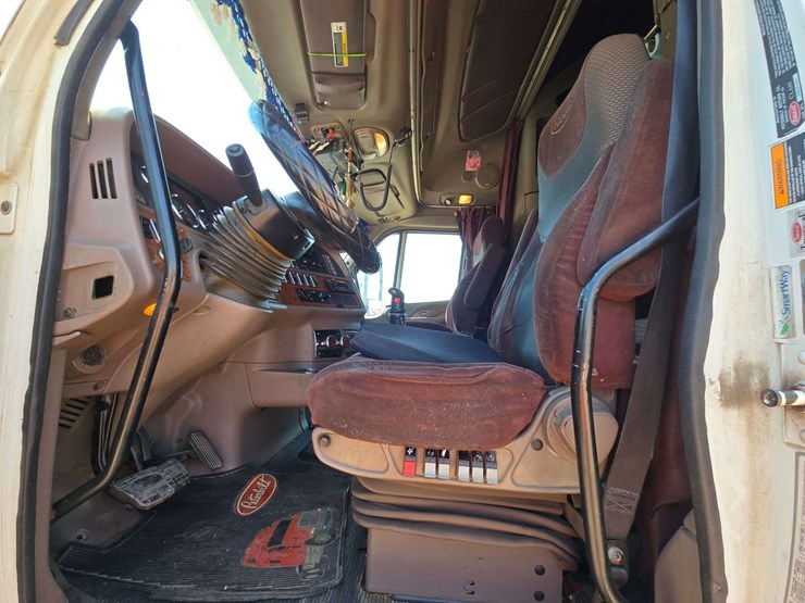 2013-peterbilt-587-image-11