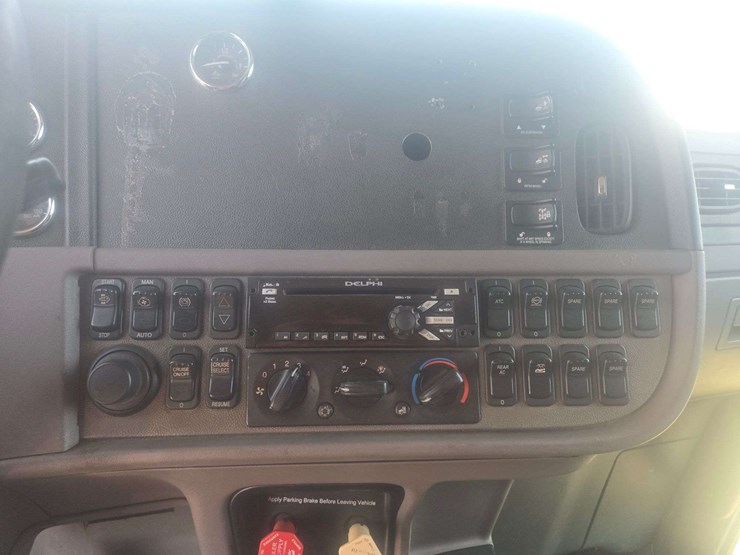 2013-peterbilt-384-image-17