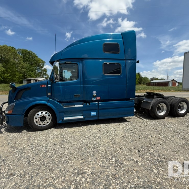 2017 VOLVO VNL780