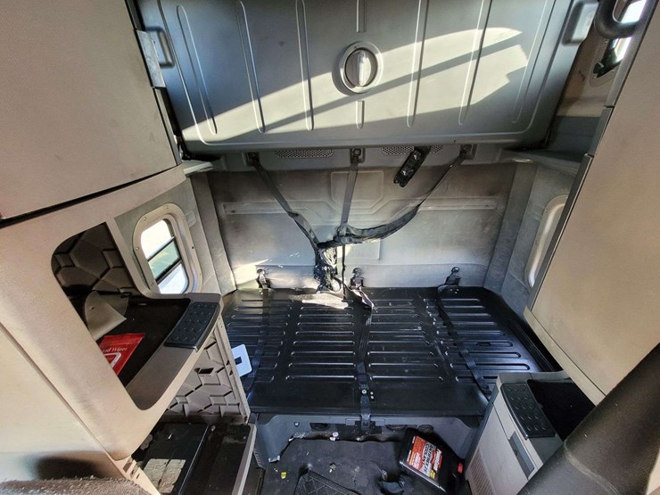 2014-freightliner-cascadia-125-image-12