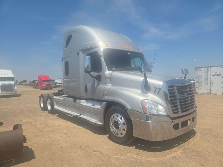 2009-freightliner-cascadia-125-image-2