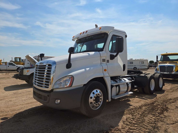 2014-freightliner-cascadia-125-image-1