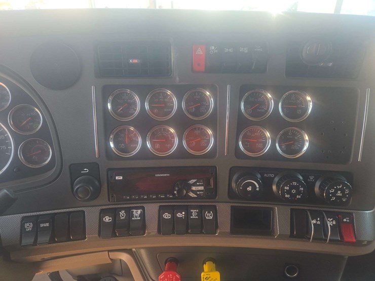 2016-kenworth-t680-image-19