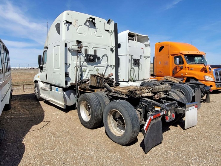 2013-freightliner-cascadia-125-image-7