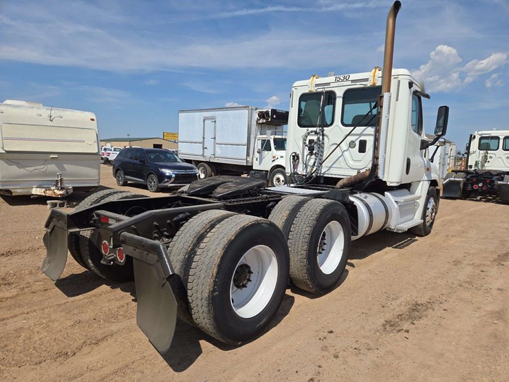 2014-freightliner-cascadia-125-image-3