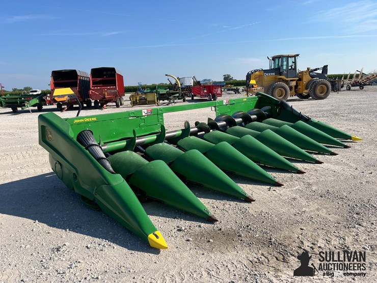 2021-john-deere-c8r-image-3