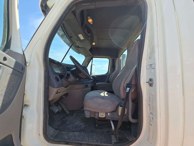 2014-freightliner-cascadia-125-image-11