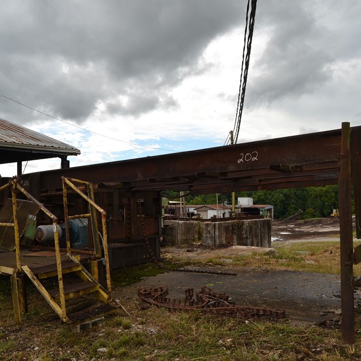 23' 4 STRAND LOG DECK W/ #78 CHAIN W/ NOSE SKIDS W/ DRIVE