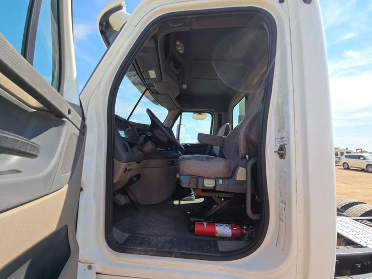 2014-freightliner-cascadia-125-image-10