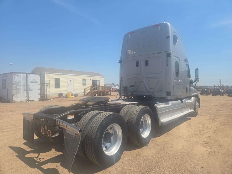 2009-freightliner-cascadia-125-image-3